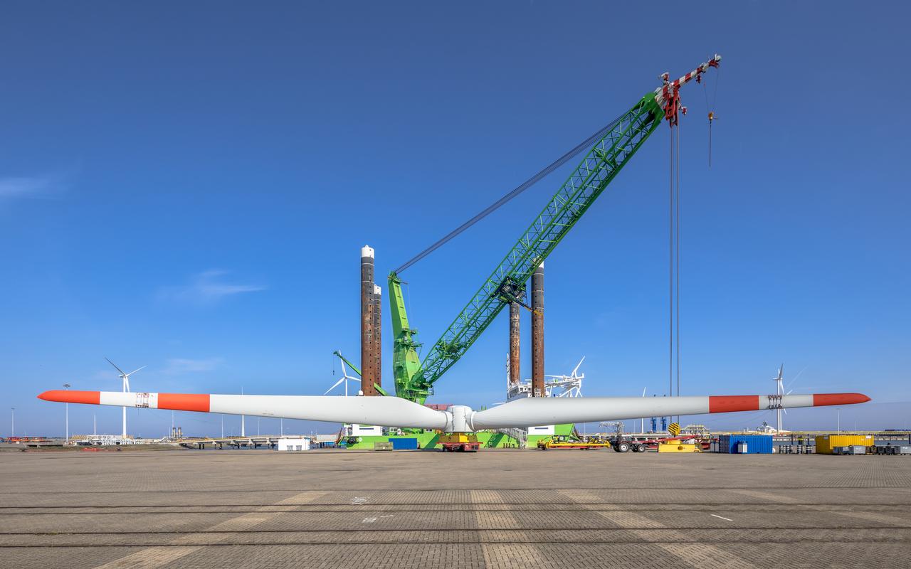 Wind energy supply vessel loading rotor